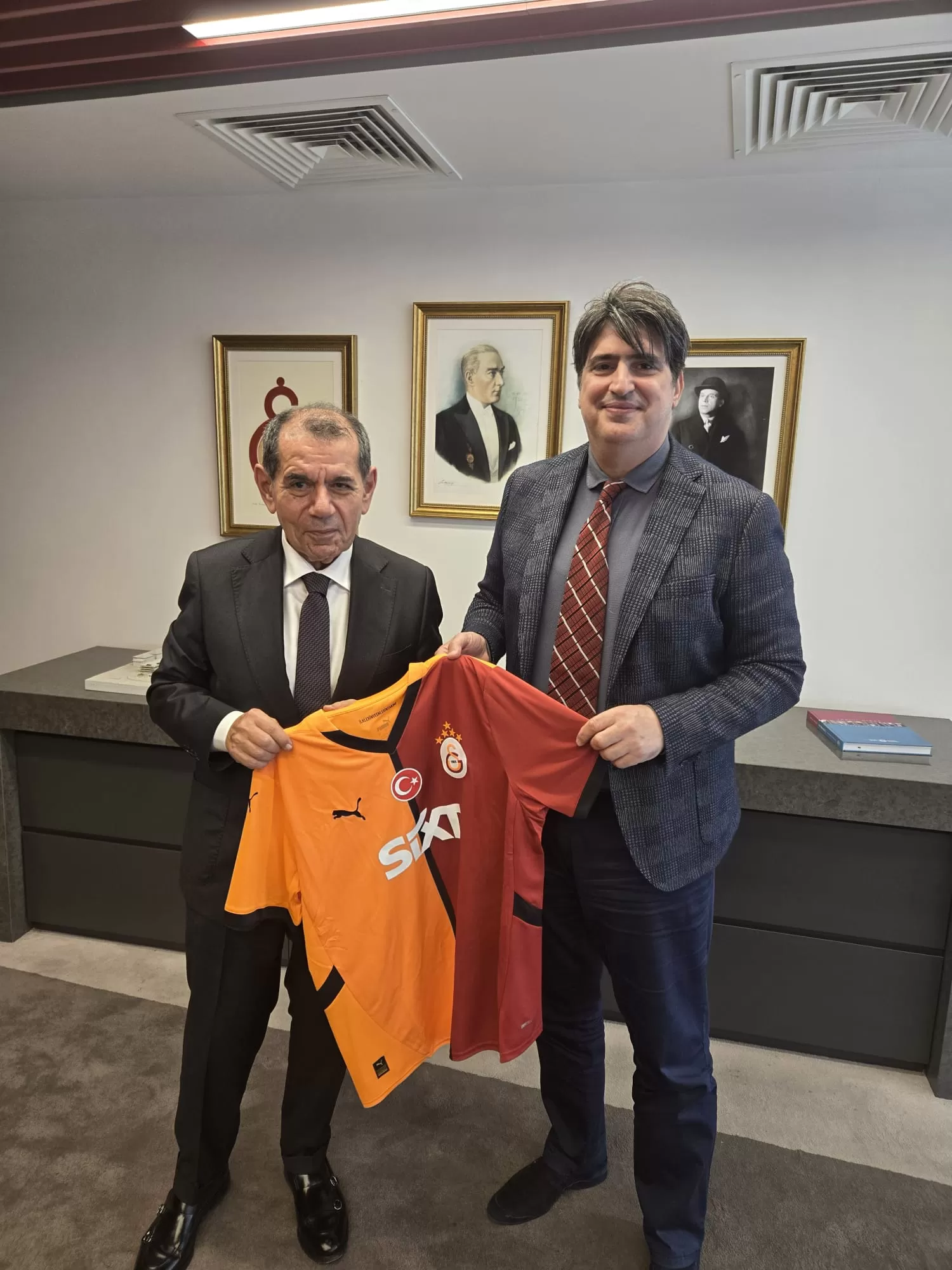 DURSUN ÖZBEKTEN  MAHMUT KAHRAMANA FORMA HEDİYESİ