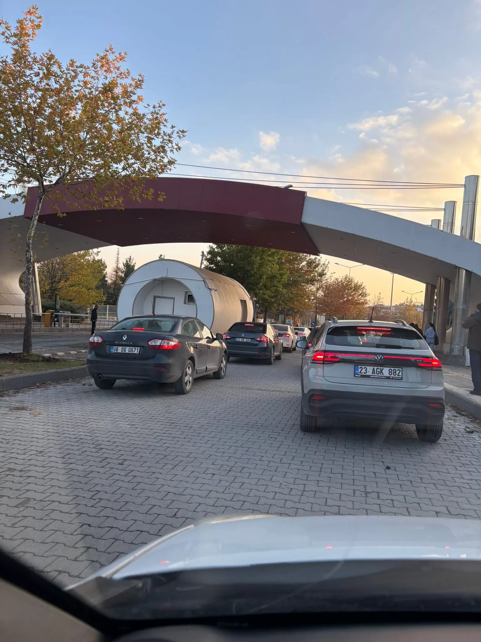 FIRAT ÜNİVERSİTESİ KAMPÜSÜNDE TRAFİK ÇİLESİ